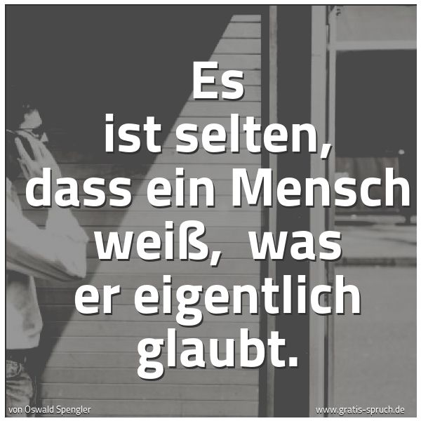Quadratisches Spruchbild: Es ist selten, dass ein Mensch weiß, was er eigentlich glaubt.